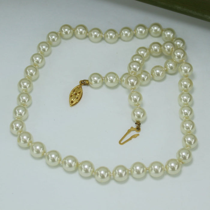 Classic Pearl Necklace Princess Length 18" Knotted 7.5mm Luminous Pearls closeup view